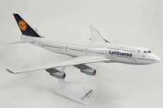 Lufthansa Boeing 747-400 1/200 scale desk model Lufthansa Boeing 747-400 1/200 scale desk model