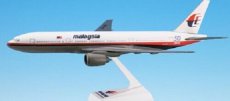 Malaysia Airlines Boeing 777-200 1/200 scale desk model