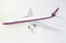 Qatar Airways Boeing 777-300ER A7-BAC 'Retro cs" 1/200 scale desk model PPC